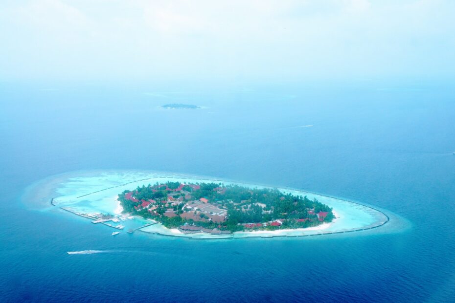 maldives island blue water 2058221